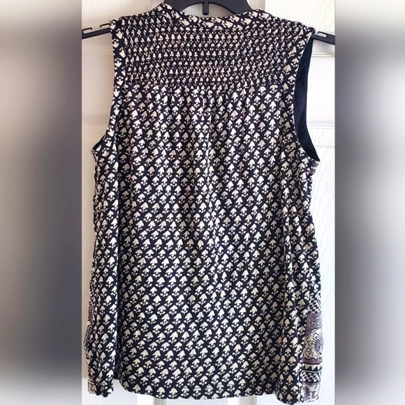 Lucky Brand Sleeveless Cream & Black printing Top. Size S - Picture 2 of 8